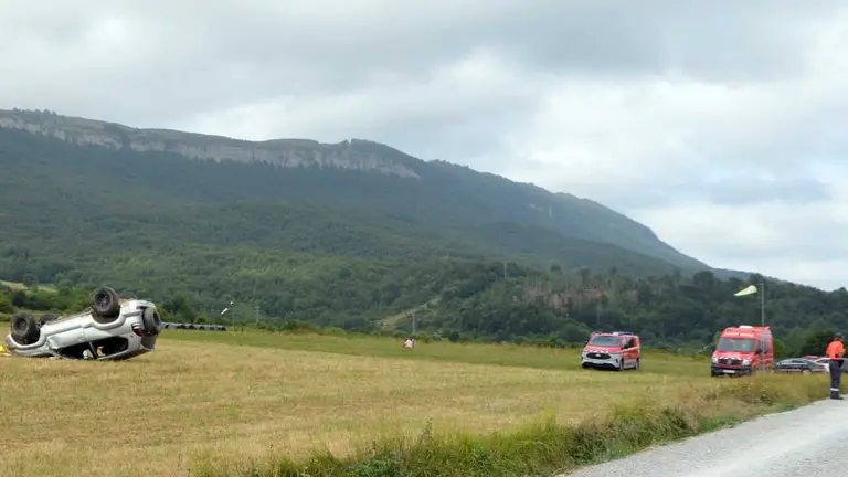 El coche accidentado en el que viajaba una chica de 19 años que ha fallecido. POLICÍA FORAL