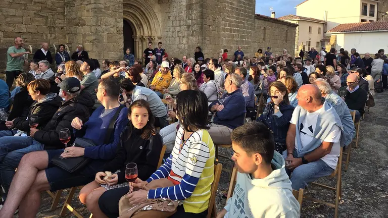Imagen de una cata de vino en el Valle de Guesalaz. TIERRAS DE IRANZU