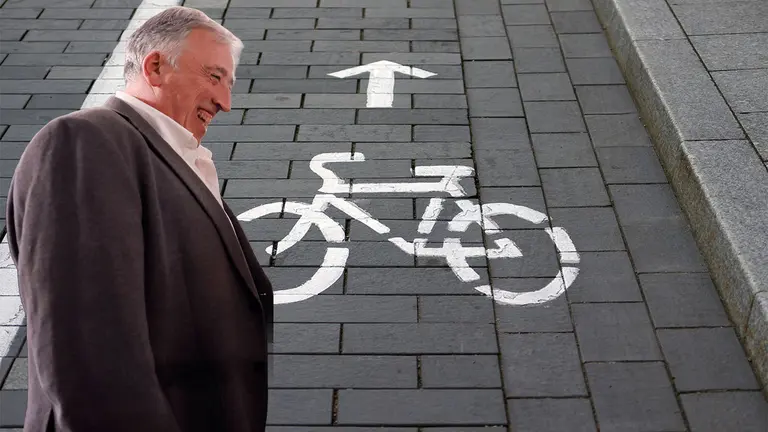 Fotomontaje con una imagen de Asirón y otra de un carril bici. NAVARRA.COM