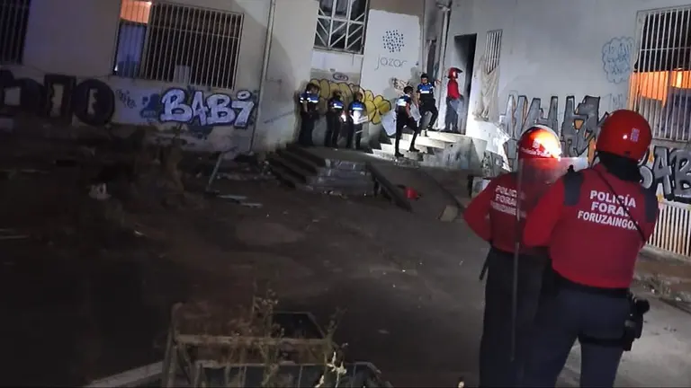 Imagen del momento en el que los agentes acceden al interior de la antigua ikastola Jaso en Pamplona. POLICÍA FORAL