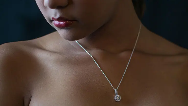 Imagen de archivo de un joven luciendo un colgante. ARCHIVO