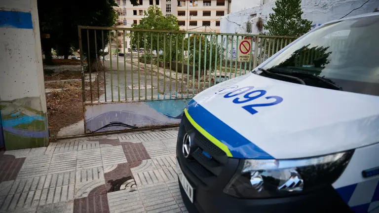 La Policía Municipal de Pamplona mantiene una vigilancia constante y permanente en el antiguo edificio de la antigua ikastola Jaso en la avenida de Aróstegui. PABLO LASAOSA