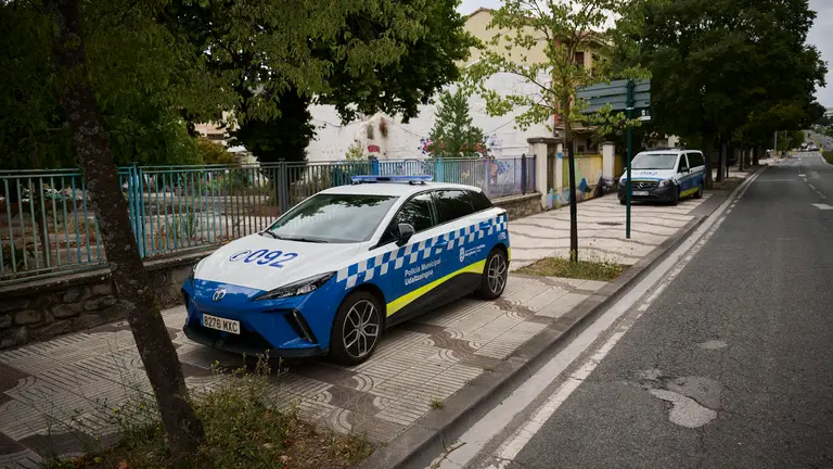 La Policía Municipal de Pamplona mantiene una vigilancia constante y permanente en el antiguo edificio de la antigua ikastola Jaso en la avenida de Aróstegui. PABLO LASAOSA