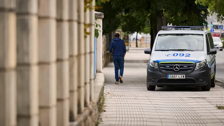 La Polic&iacute;a Municipal de Pamplona mantiene una vigilancia constante y permanente en el antiguo edificio de la antigua ikastola Jaso en la avenida de Ar&oacute;stegui. PABLO LASAOSA