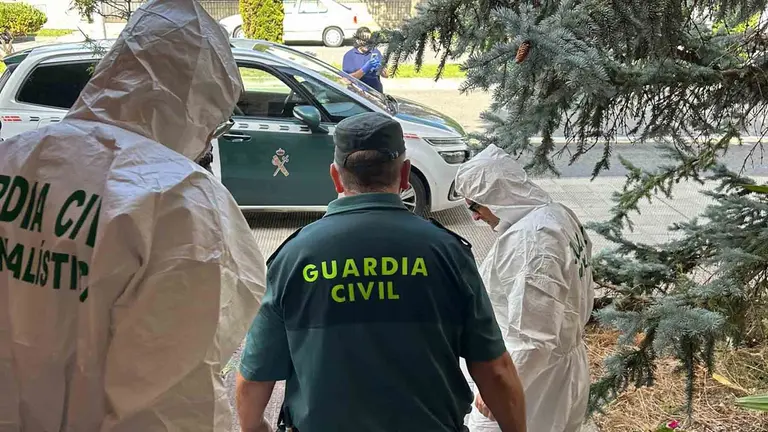 Agentes de la Guardia Civil salen del domicilio de la calle Ronda San Cristóbal de Zizur Mayor donde han ocurrido los hechos.