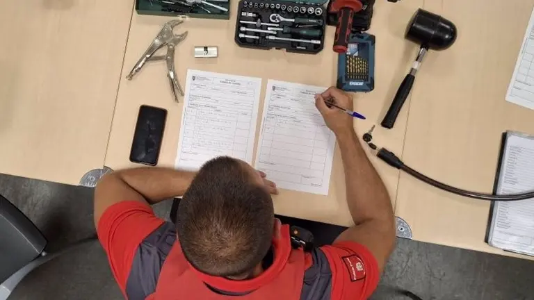 Agente instruyendo atestado por usurpación en Oricáin.
POLICÍA FORAL