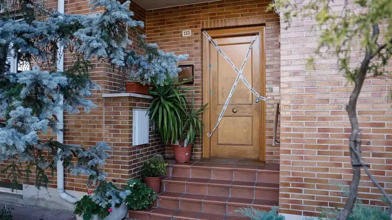 La Guardia Civil investiga como un posible caso de violencia machista el asesinato de una mujer de 78 años, de nacionalidad española pero de origen colombiano, que fue hallada muerta este martes en su domicilio de Zizur Mayor, una localidad del norte de España. EFE/Villar López