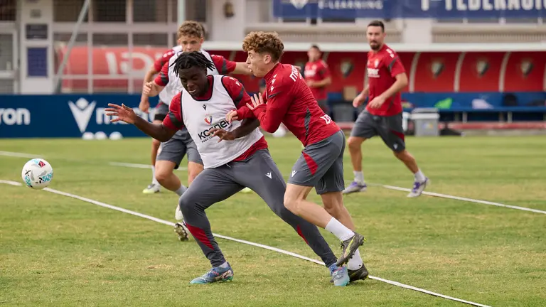 Los jugadores de Osasuna se entrenan en las instalaciones de Tajonar durante la pre temporada 25/26. PABLO LASAOSA