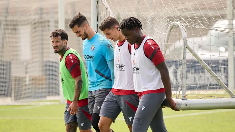 Los jugadores de Osasuna se entrenan en las instalaciones de Tajonar durante la pre temporada 25/26. PABLO LASAOSA