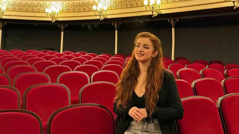 La actriz y cantante navarra, Alba Cuartero, en el patio de butacas del Teatro Gran Vía. ALBA CUARTERO / INSTAGRAM