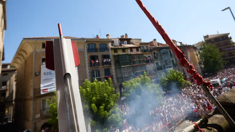 Chupinazo de inicio de las Fiestas de Estella 2025 lanzado por la Asociación Ker Kalí. IÑIGO ALZUGARAY