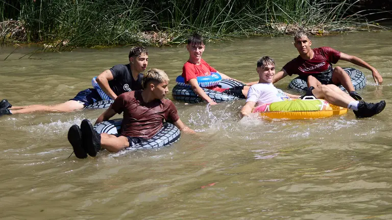 Tradicional descenso de los jóvenes de Estella por el río Ega tras el chupinazo de inicio de las fiestas de 2025. IÑIGO ALZUGARAY