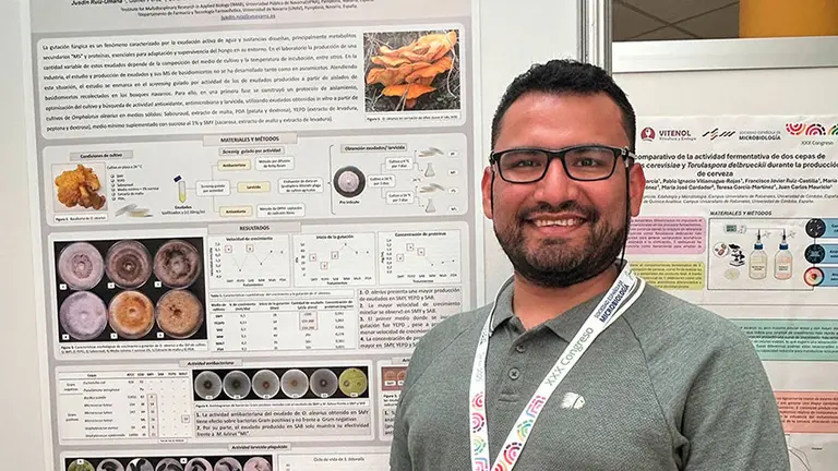 Jusdin Ruiz Umaña, con su póster premiado. CEDIDA