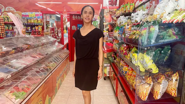 Giovana Rodríguez ha sido reconocida en los Premios al Trabajo Autónomo de Navarra 2025 en la categoría de discapacidad por su tienda de chucherías de barrio. CEDIDA