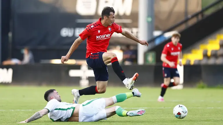Ante Budimir durante el partido frente al Racing de Santander en Irún. OSASUNA