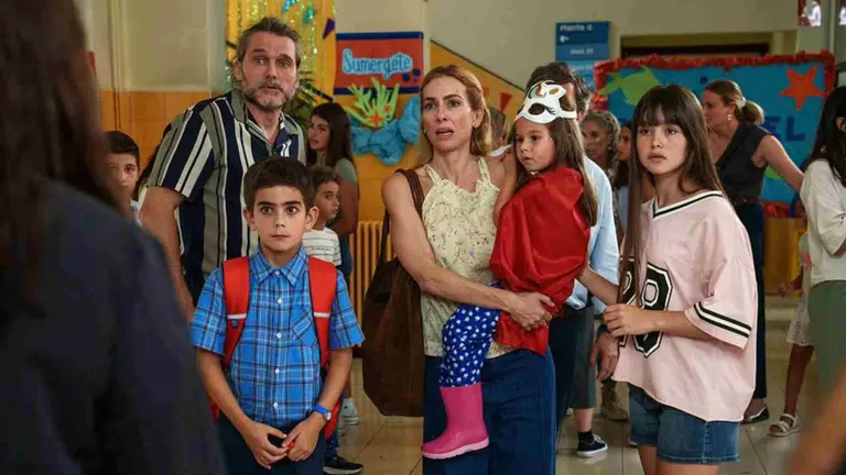 Salva Reina, Kira Miró y Luna Fulgencio en un momento del rodaje en Pamplona de la película Más de tres. ANTENA 3 CINE