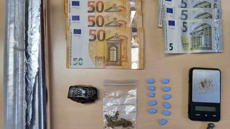 Parte de las drogas incautadas y el dinero a un joven en Noáin. POLICÍA FORAL