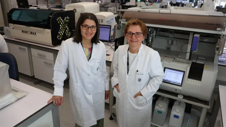 La Dra. Marina Sabaté-Brescó junto a la Dra. Marta Ferrer en el Laboratorio de Alergología de la Clínica Universidad de Navarra. CEDIDA