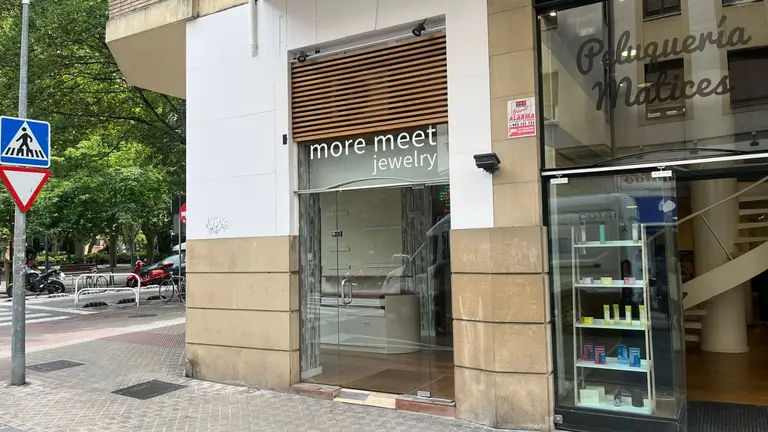 La tienda More Meet Jewelry, en la calle Navarro Villoslada número 11, cierra sus puertas. I.Z