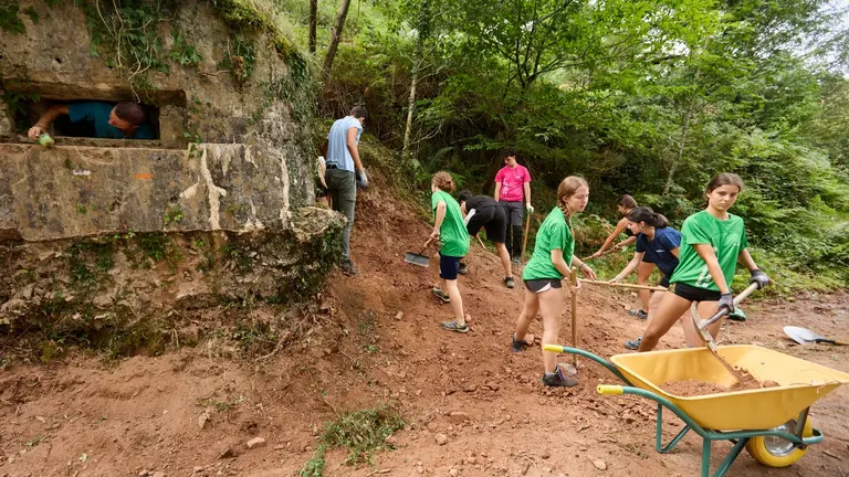 La vicepresidenta Ollo visita en Bera los trabajos de localización y recuperación de los búnkeres del programa ‘Frontera fortificada en el Pirineo Navarro’. GOBIERNO DE NAVARRA