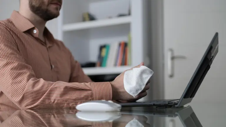 Los tratamientos para la hiperhidrosis van desde antitranspirantes con sales de aluminio hasta una sencilla intervención quirúrgica. CLÍNICA UNIVERSIDAD DE NAVARRA