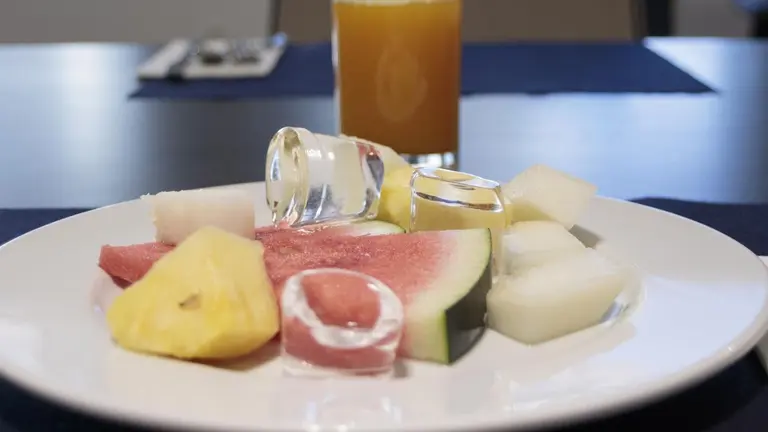 La fruta es un grupo de alimentos muy versátil, que se puede consumir a cualquier hora o en el postre, y también como plato principal. CEDIDA