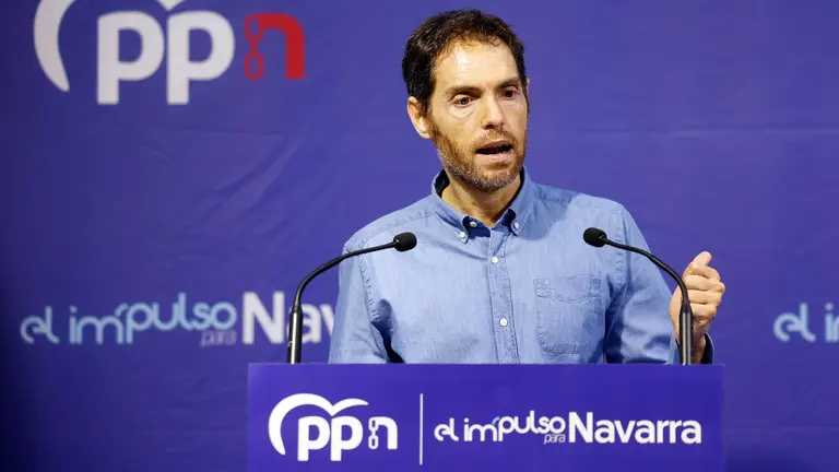 El diputado del PP por Navarra, Sergio Sayas, comparece en rueda de prensa para ofrecer su valoración sobre la Comisión de Investigación del Parlamento foral. EFE/ Jesús Diges /ARCHIVO