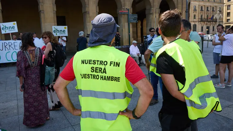 Concentración convocada por EHNE en protesta por la Orden foral que prohíbe realizar determinadas labores agrícolas por el riesgo de incendios. IÑIGO ALZUGARAY