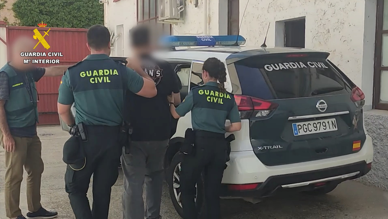 La Guardia Civil ha detenido en Tibi (Alicante) al responsable de una empresa al que se le atribuye haber estafado con la venta fraudulenta de furgonetas camper al menos a una decena de personas de Alicante, Barcelona, Granada, Baleares, Navarra y Sevilla, aunque el número de perjudicados podría ser mayor. EFE/Guardia Civil