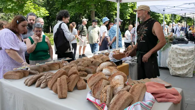 El mercado de producto local y artesano Basotxoa regresa este sábado al Bosquecillo de Pamplona. CEDIDA