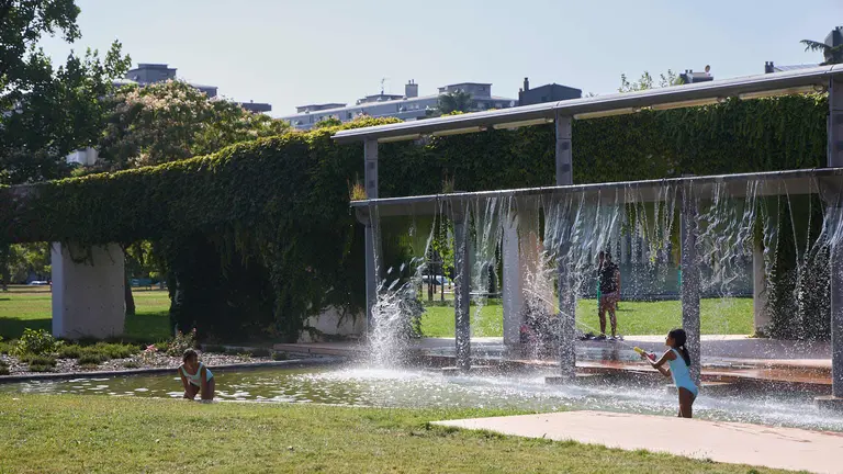 Unas ni&ntilde;as juegan con el agua en el parque de Yamaguchi de Pamplona durante la de calor de Agosto de 2025. I&Ntilde;IGO ALZUGARAY