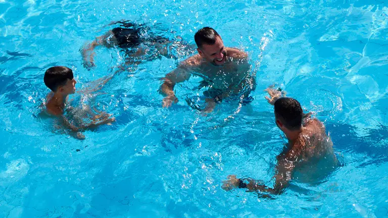 Una piscina de Pamplona durante la de calor de Agosto de 2025. IÑIGO ALZUGARAY