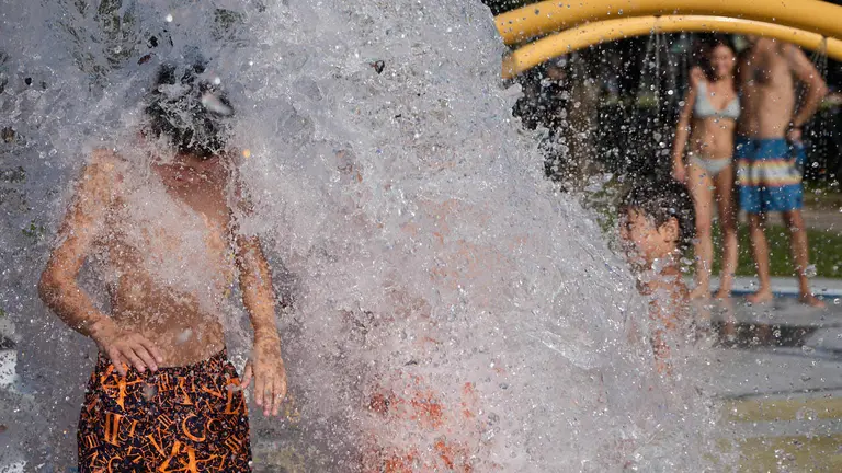 Una piscina de Pamplona durante la de calor de Agosto de 2025. IÑIGO ALZUGARAY