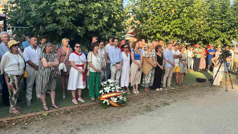 Homenaje en memoria del subteniente del Ejército Francisco Casanova (asesinado por ETA), organizado por Vecinos de Paz en Berriozar. PABLO LASAOSA