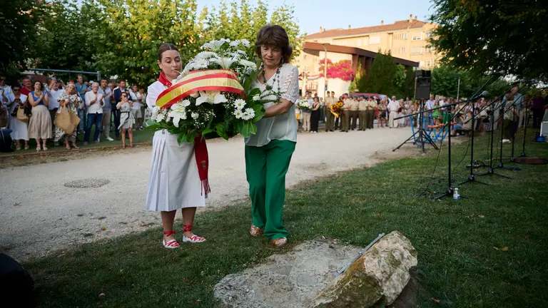 Acto organizado por 'Vecinos de paz' en homenaje a Francisco Casanova, militar asesinado por ETA hace 25 años. PABLO LASAOSA