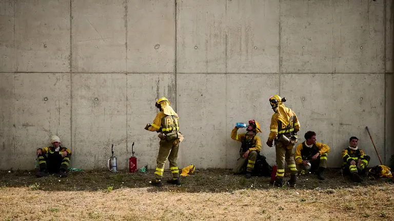 Efectivos de Bomberos, Policía Foral, Guardia Civil, aviones y helicópteros trabajan para sofocar el incendio forestal declarado en Carcastillo. PABLO LASAOSA