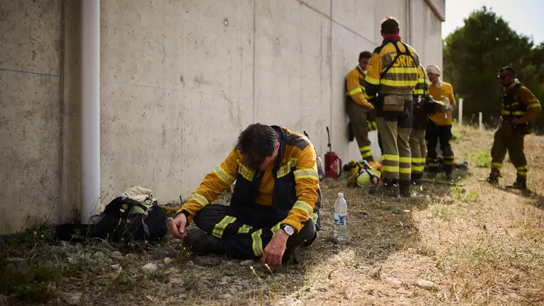 Efectivos de Bomberos, Policía Foral, Guardia Civil, aviones y helicópteros trabajan para sofocar el incendio forestal declarado en Carcastillo. PABLO LASAOSA