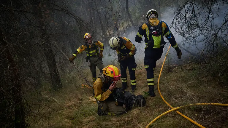 Efectivos de Bomberos, Policía Foral, Guardia Civil, aviones y helicópteros trabajan para sofocar el incendio forestal declarado en Carcastillo. PABLO LASAOSA