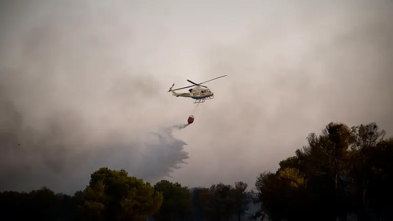 Efectivos de Bomberos, Polic&iacute;a Foral, Guardia Civil, aviones y helic&oacute;pteros trabajan para sofocar el incendio forestal declarado en Carcastillo. PABLO LASAOSA