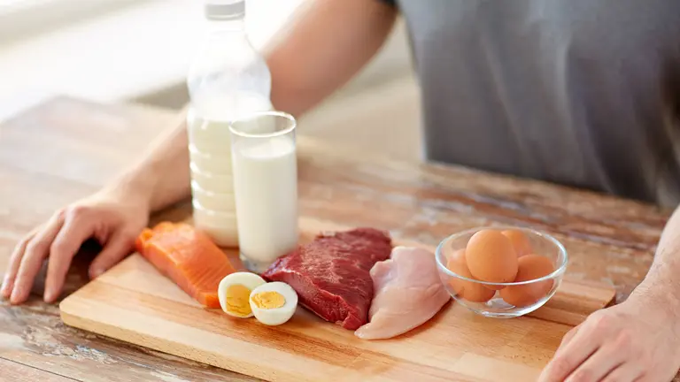 Reducir el consumo de carne y lácteos y evitar el desperdicio alimentario podría disminuir hasta un 35% el impacto ambiental y en la salud. Shutterstock  Ground Picture