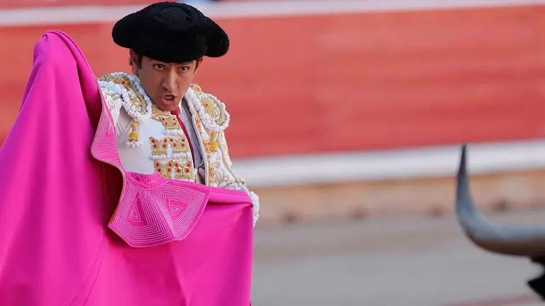 El diestro Joselito Adame durante la lidia a su primer toro de la tarde en la cuarta de abono de la Feria del Toro de los Sanfermines 2022, en la que comparte cartel con Rubén Pinar y Javier Cortés con toros de la ganadería abulense de José Escolar. EFE/ Villar Lopez