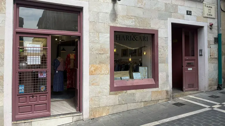 La tienda Hari & Ari, en la calle Curia 25 de Pamplona, cierra sus puertas para dar paso a un nuevo proyecto. I.Z
