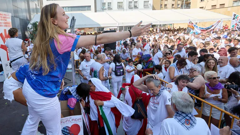 Chupinazo de inicio de las Fiestas de Burlada 2025 lanzado por el Club Deportivo Malkaitz Eskubaloia. IÑIGO ALZUGARAY