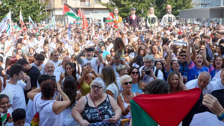 Chupinazo de inicio de las Fiestas de Burlada 2025 lanzado por el Club Deportivo Malkaitz Eskubaloia. IÑIGO ALZUGARAY