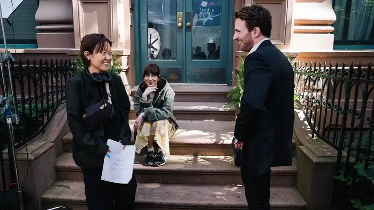 Celine Song, Chris Evans y Dakota Johnson en el set de Materialistas.