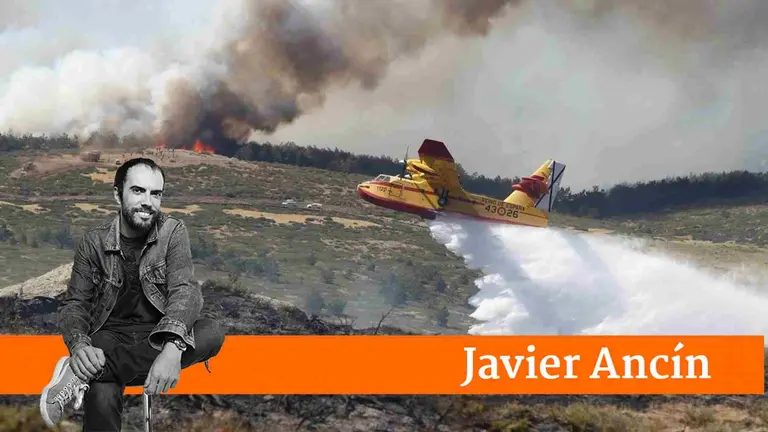 Un hidroavión arroja agua sobre un incendio. ARCHIVO