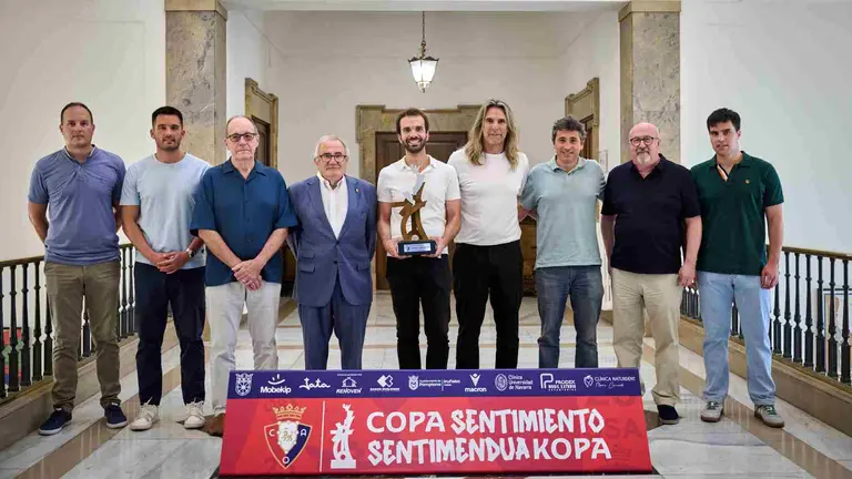 Responsables de Osasuna y del Ayuntamiento de pamplona en la presentación de la Copa Sentimiento de fútbol femenino. AYUNTAMIENTO DE PAMPLONA