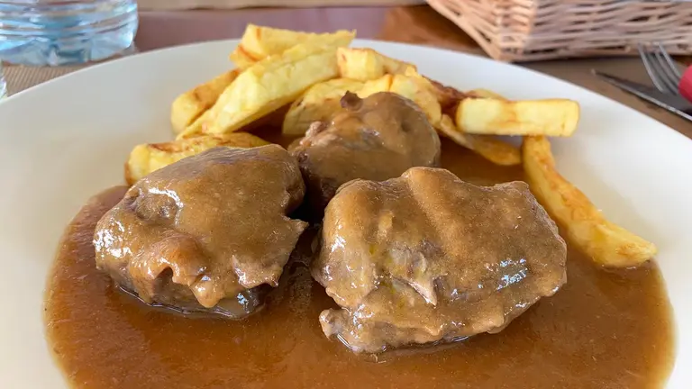 Carrilleras de cerdo guisada al vino tinto con patatas en el bar restaurante Lara de Villatuerta. Navarra.com