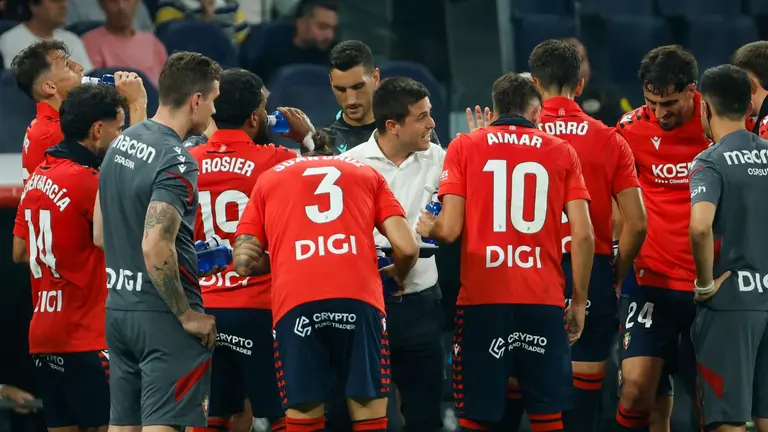 El entrenador de Osasuna Alessio Lisci (c) da instrucciones a sus jugadores durante el partido de la primera jornada de LaLiga que Real Madrid y Atlético Osasuna disputan hoy martes en el estadio Santiago Bernabéu. EFE/Mariscal