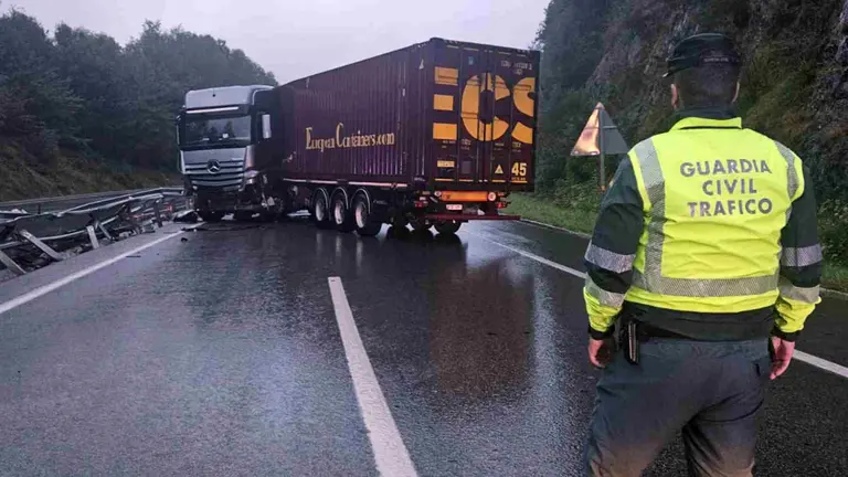 Un agente de la Guardia Civil ante el camión siniestrado en la A-15 que ha obligado a cortar la circulación. GUARDIA CIVIL
